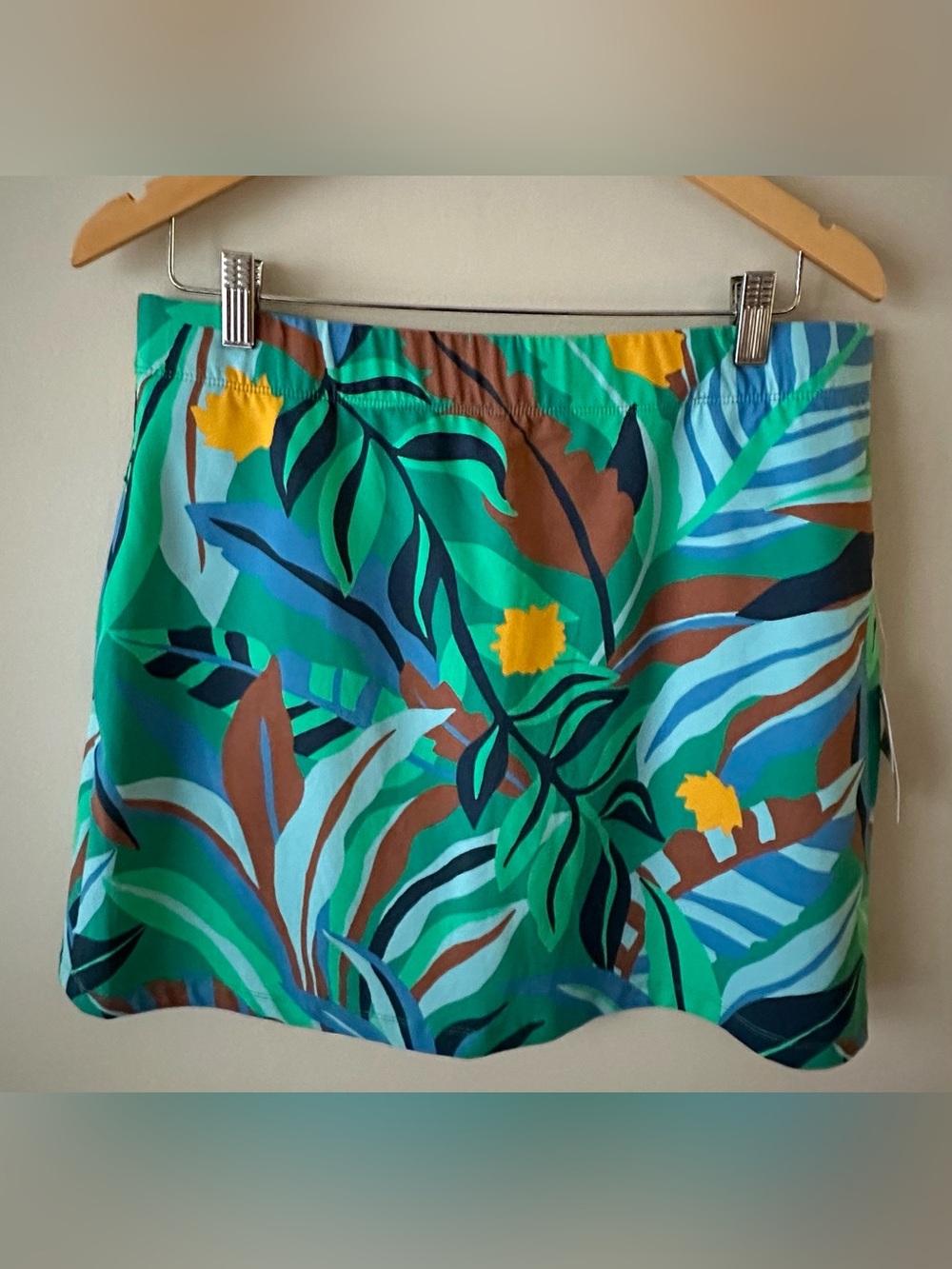 NWT J. McLaughlin women’s large Briana skort green/multi jungle jewel